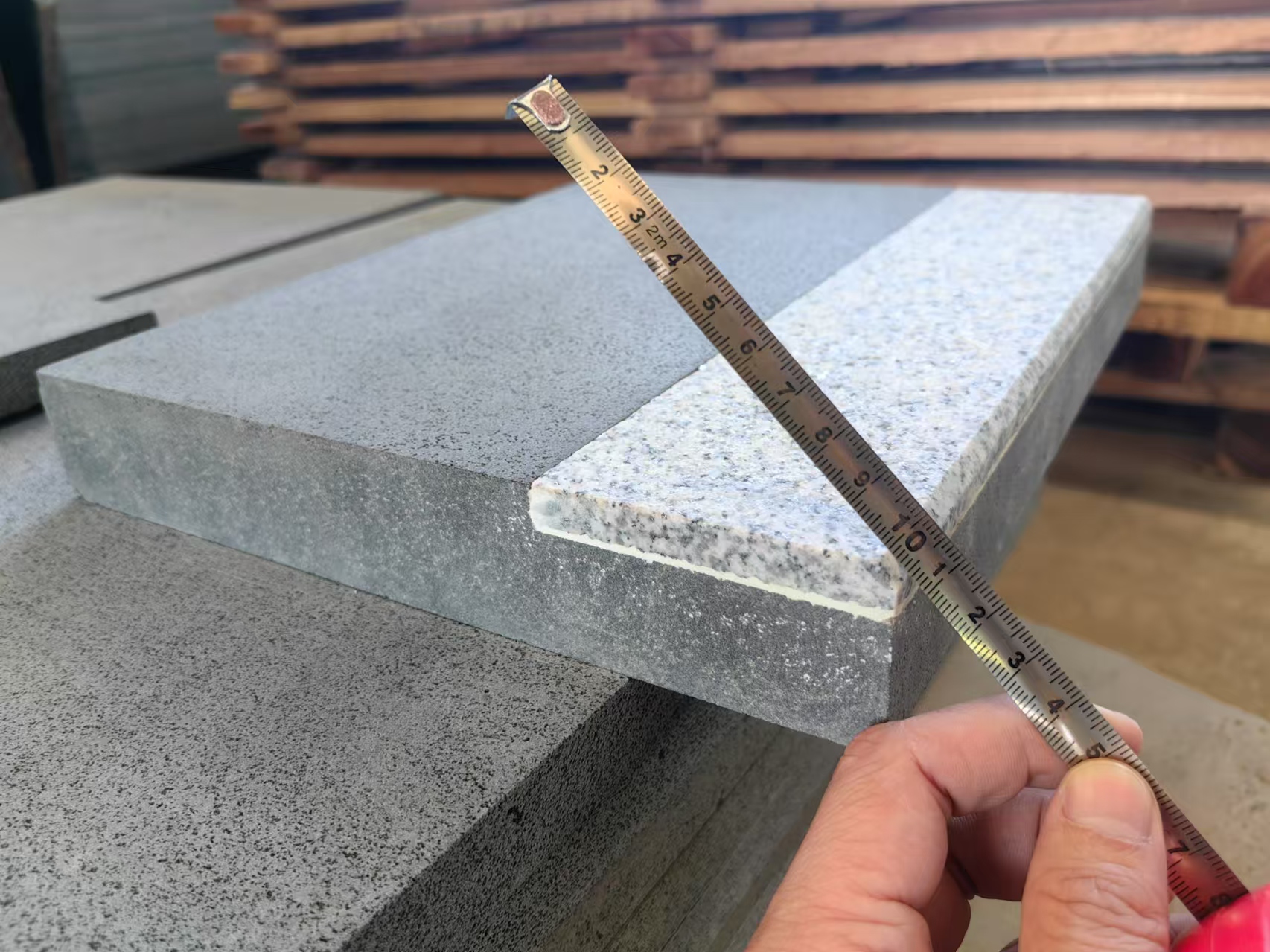 Stair tread with granite insert, 4.5 Lm, 300Lx250Wx40mm with 75mmx10mm granite insert with 5mm chamfer (1)