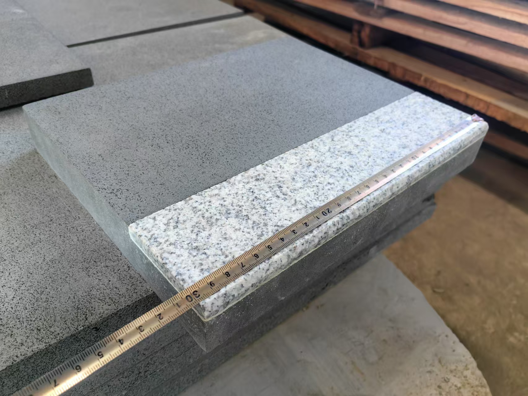 Stair tread with granite insert, 4.5 Lm, 300Lx250Wx40mm with 75mmx10mm granite insert with 5mm chamfer (8)