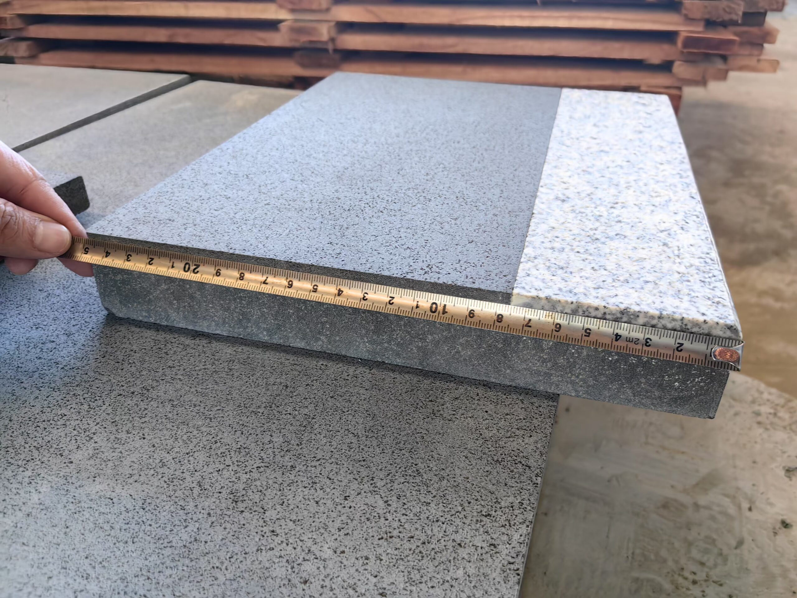 Stair tread with granite insert, 4.5 Lm, 300Lx250Wx40mm with 75mmx10mm granite insert with 5mm chamfer (9)