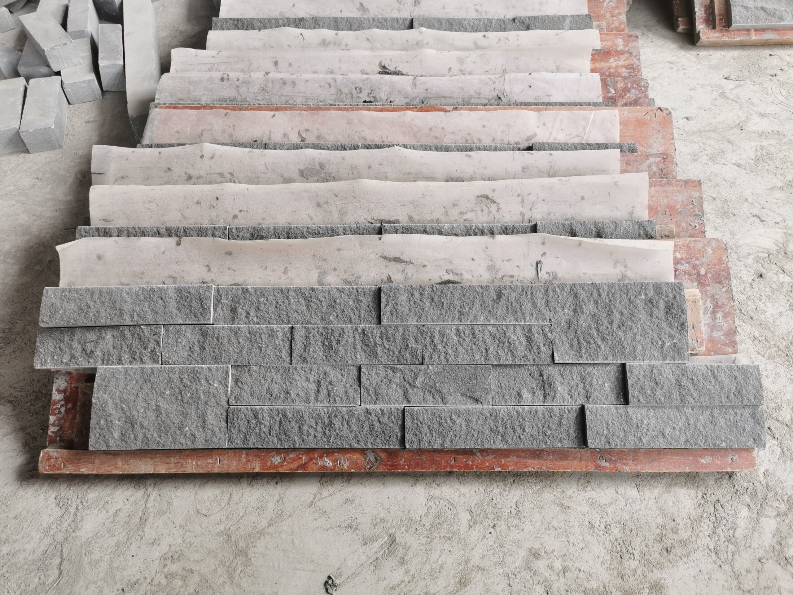 Interlocking Z-shape natural grey slate ledger panels for exterior stone veneer installation